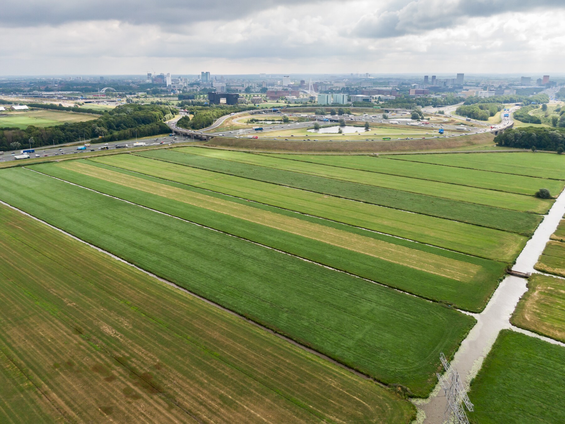 De polder Rijnenburg. Utrecht wil er windmolens en zonnepanelen plaatsen, de Tweede Kamer eist nu dat er huizen worden gebouwd.