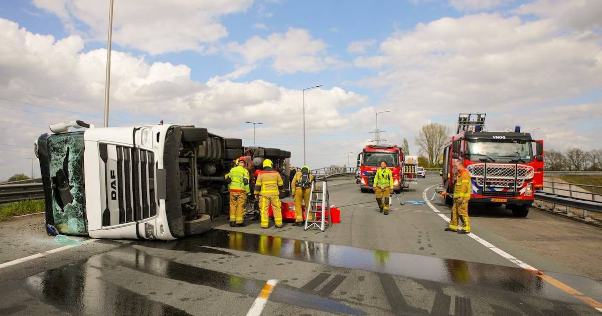 Verbindingsweg A1 naar A50 dicht na gekantelde vrachtwagen bij Beekbergen