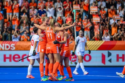 Hockeysters slaan twee keer achter elkaar toe, China al op flinke achterstand