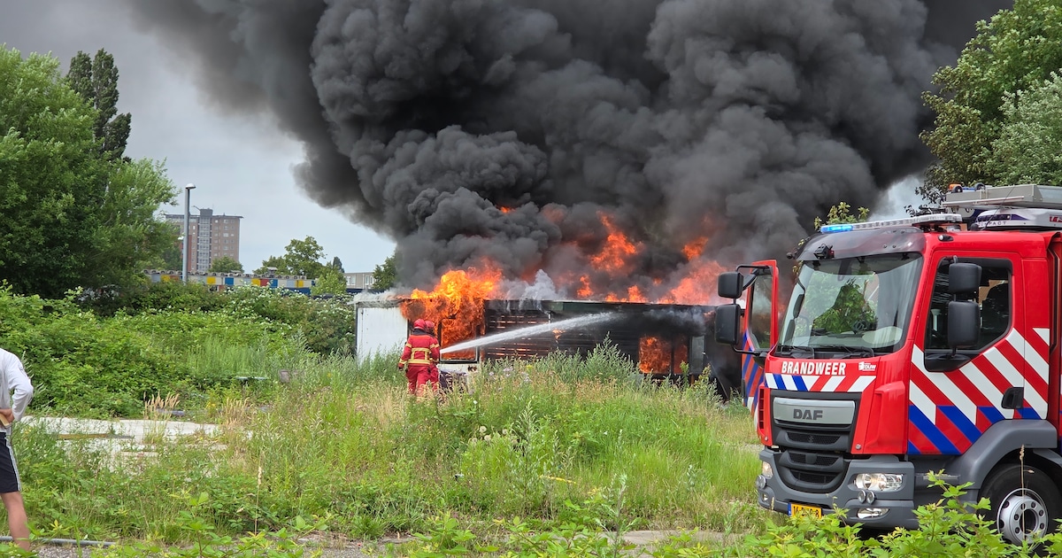 Twee stacaravans in brand in Groningen, grote zwarte rookwolken zichtbaar