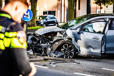 Auto ramt tegen lantaarnpaal op Noordendijk in Dordrecht