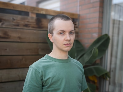 Pepijn (27) werd mishandeld in de trein omdat hij trans is: ‘Van binnen ben ik bont en blauw’