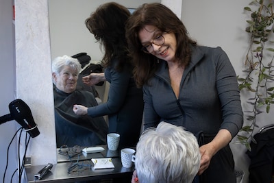 Kapster Carin stopt na bijna 50 jaar met knippen, maar het luisterend oor blijft