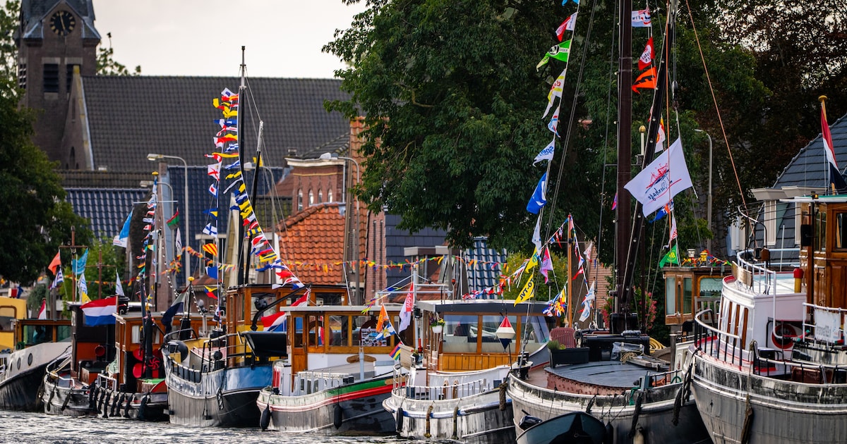 Historische schepen aan de kade in Oude Wetering in afwachting van de Strontrace