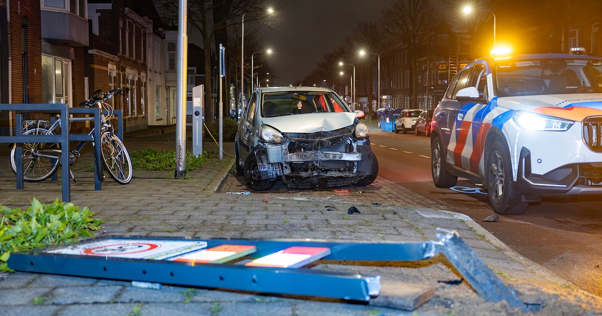Auto slaat om en inzittenden vluchten na ongeval in IJmuiden