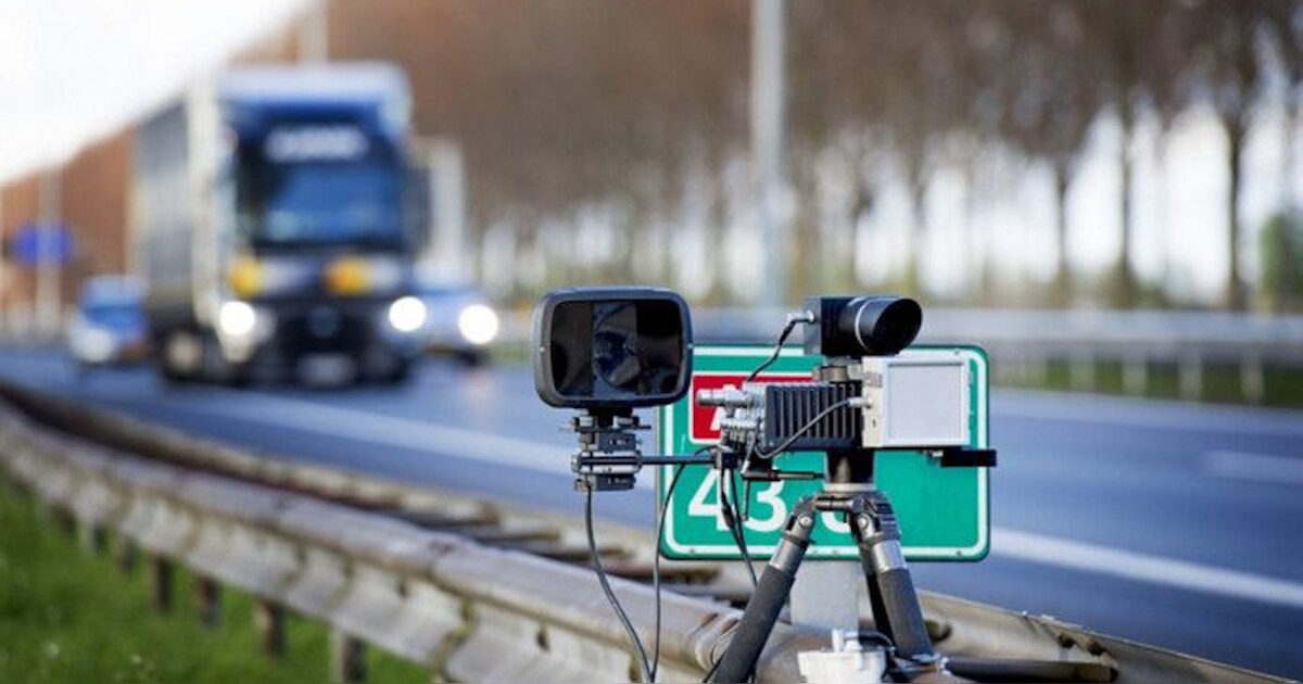 Rijden met telefoon in de hand kost je straks 420 euro, ook andere ...