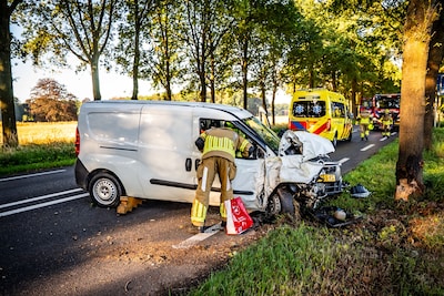 Automobilist naar het ziekenhuis na harde crash tegen boom