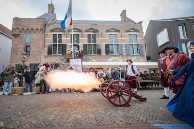 Negen kanonnen en honderd figuranten bestormen Grave dit weekend: reizende re-enactors komen zelfs u