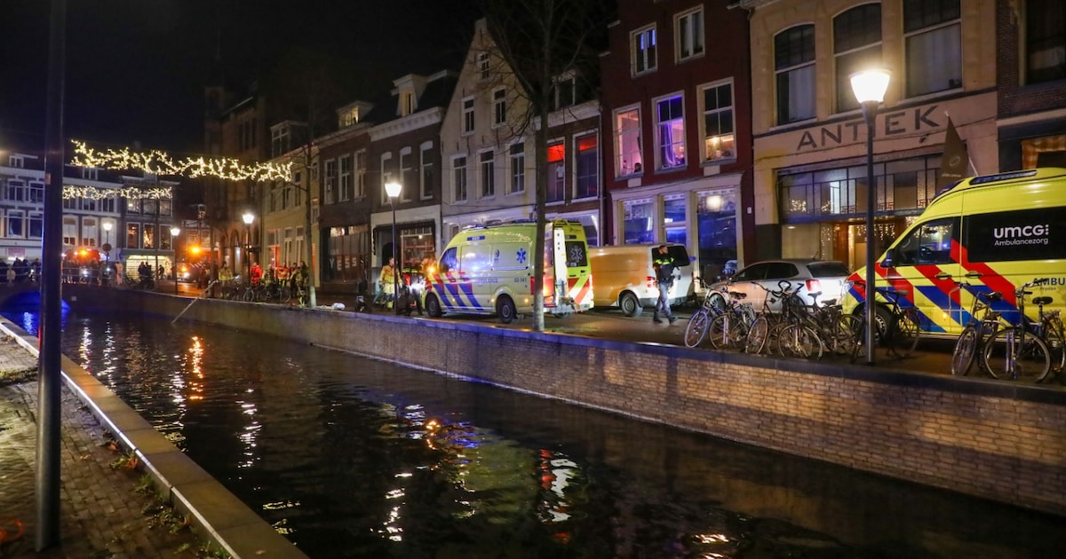Persoon uit water gered aan de Voorstreek in Leeuwarden