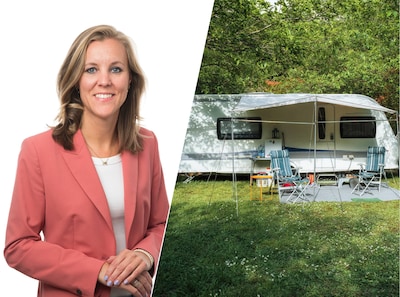 serie-afgekocht-opdrachtnummer-nl20220704-0008-portret-van-budgetcoach-carolien-vos-invalcolumnist-voor-de-economiecolumn-foto-joost-hoving-family-traveling-with-motorhome-travelers-on-an-active-family-vacation-with-motorhome-rv-parked-on-the-garden-under-a-tree-facing-the-sea-caravan