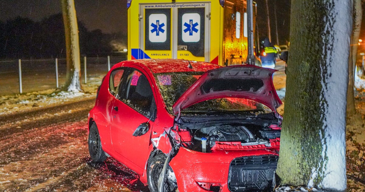 Auto botst tegen boom door gladheid in Froombosch | 112 nieuws Midden-Groningen