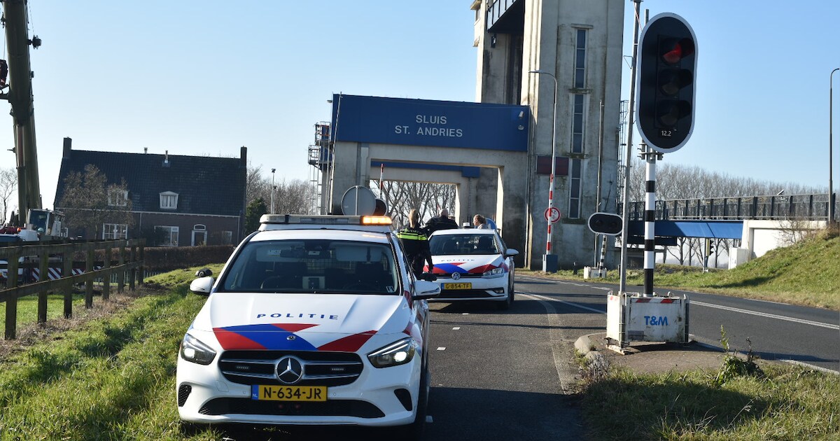 Motorrijder botst achter op auto bij sluis in Heerewaarden