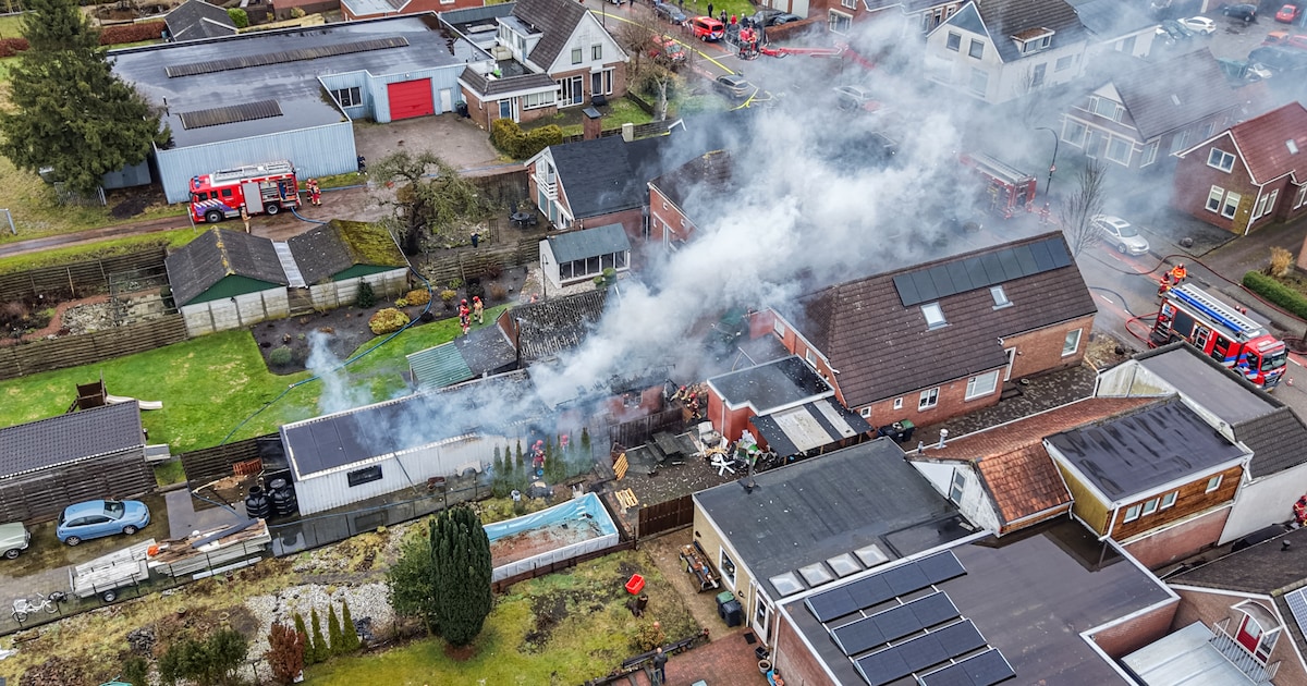 Veel rook bij uitslaande brand op Hoofdweg in Blijham: twee schuren niet meer te redden