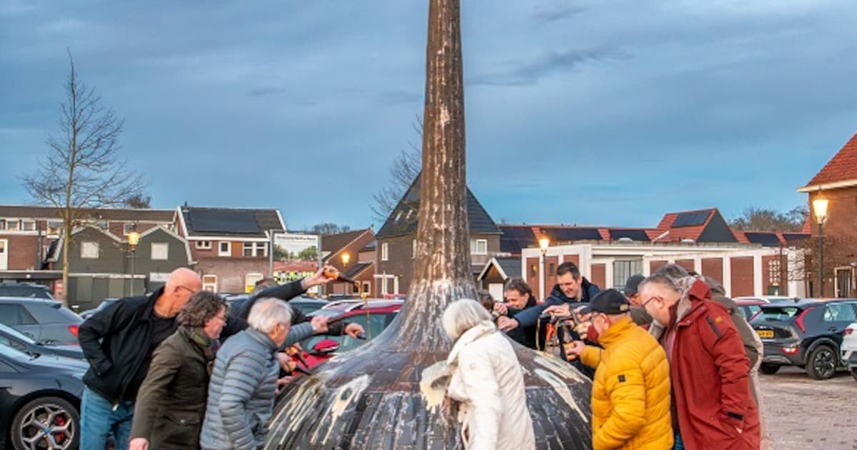 Parkeerplaats De Duivelshoek in Coevorden bijna af, kunstwerk brouwketel geplaatst