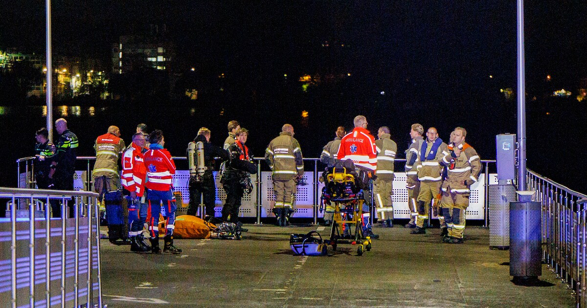 Hulpdiensten zoeken naar drenkeling in de IJ bij het Java-eiland in ...