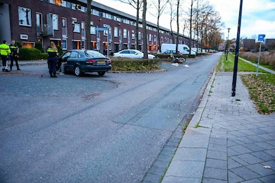 Fietser maakt harde val bij botsing in Apeldoorn