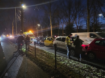 Kettingbotsing op Kastelenlaan in Ede, één persoon gewond