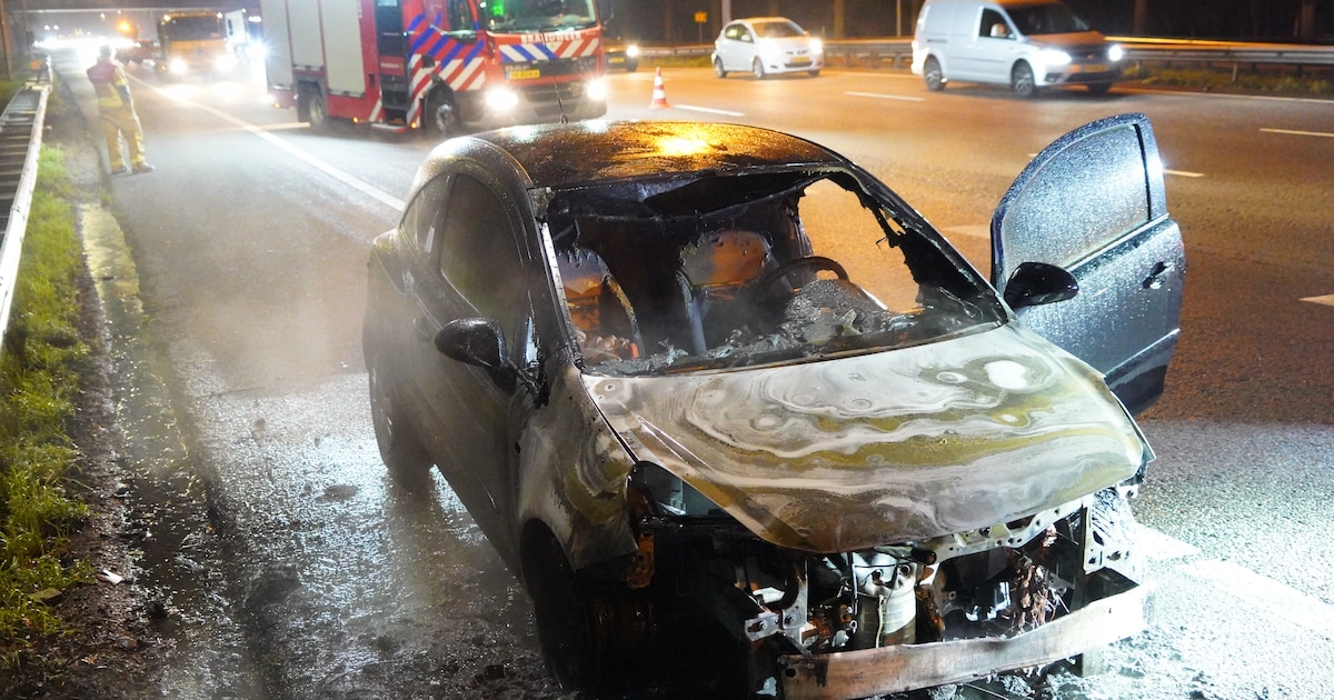 Auto brandt volledig uit op A20 richting Rotterdam