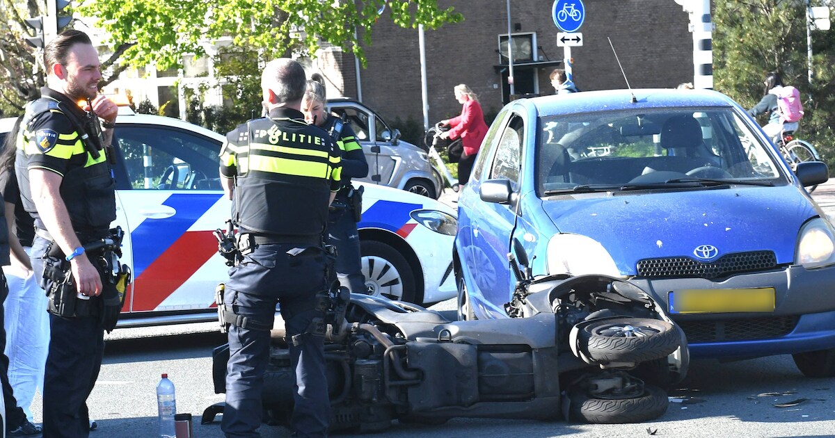 Motorscooter en auto in botsing op de Prins Bernhardlaan in Voorburg
