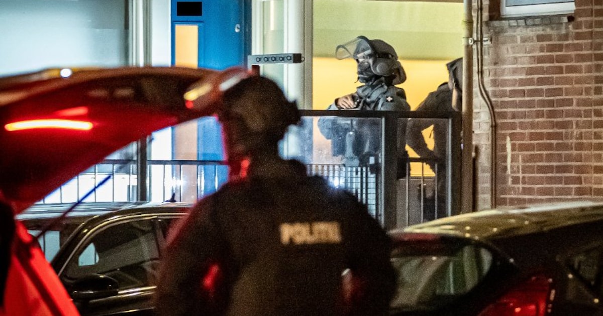 Agenten in kogelwerende vesten arresteren flatbewoner (31) in Ridderkerk