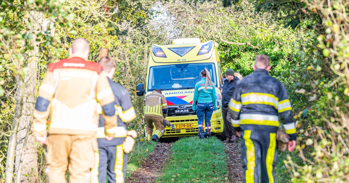 Ambulance vastgereden in Kollum: brandweer en kraan ingeschakeld