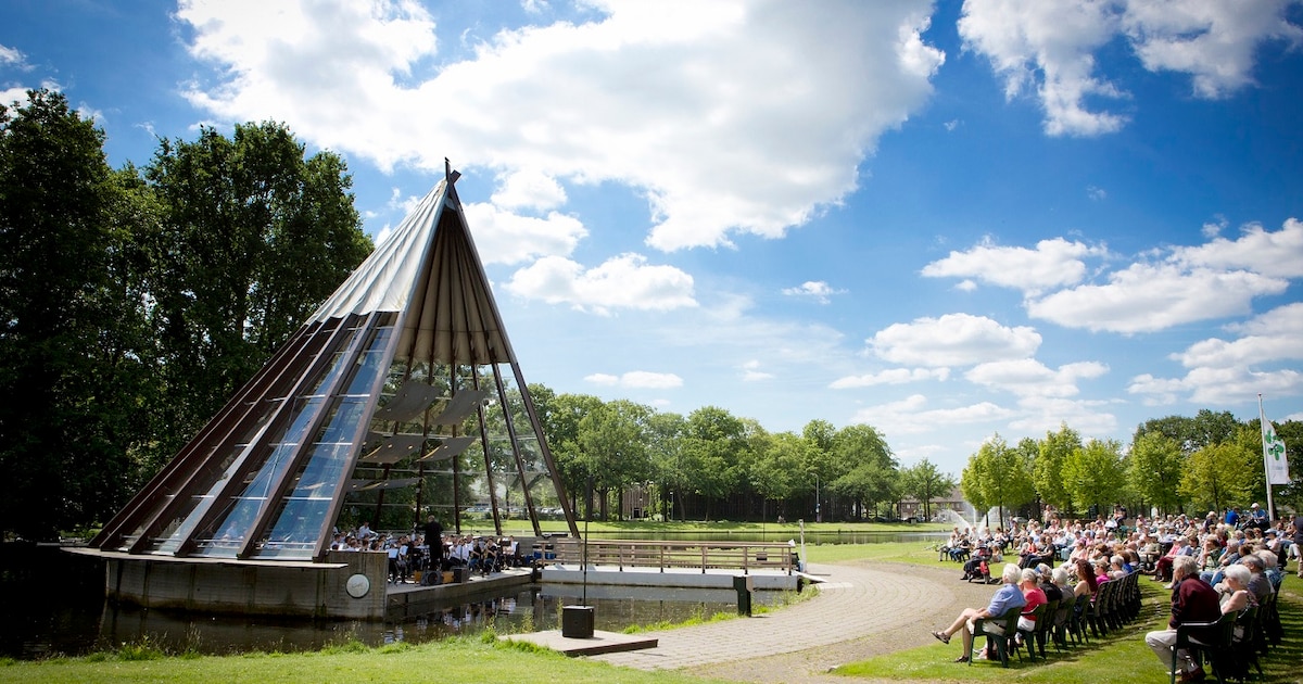Caratconcert in park Warande in Helmond