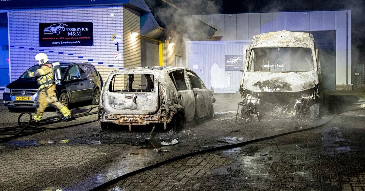 Twee auto’s uitgebrand bij autobedrijf in Nijverdal: politie start onderzoek