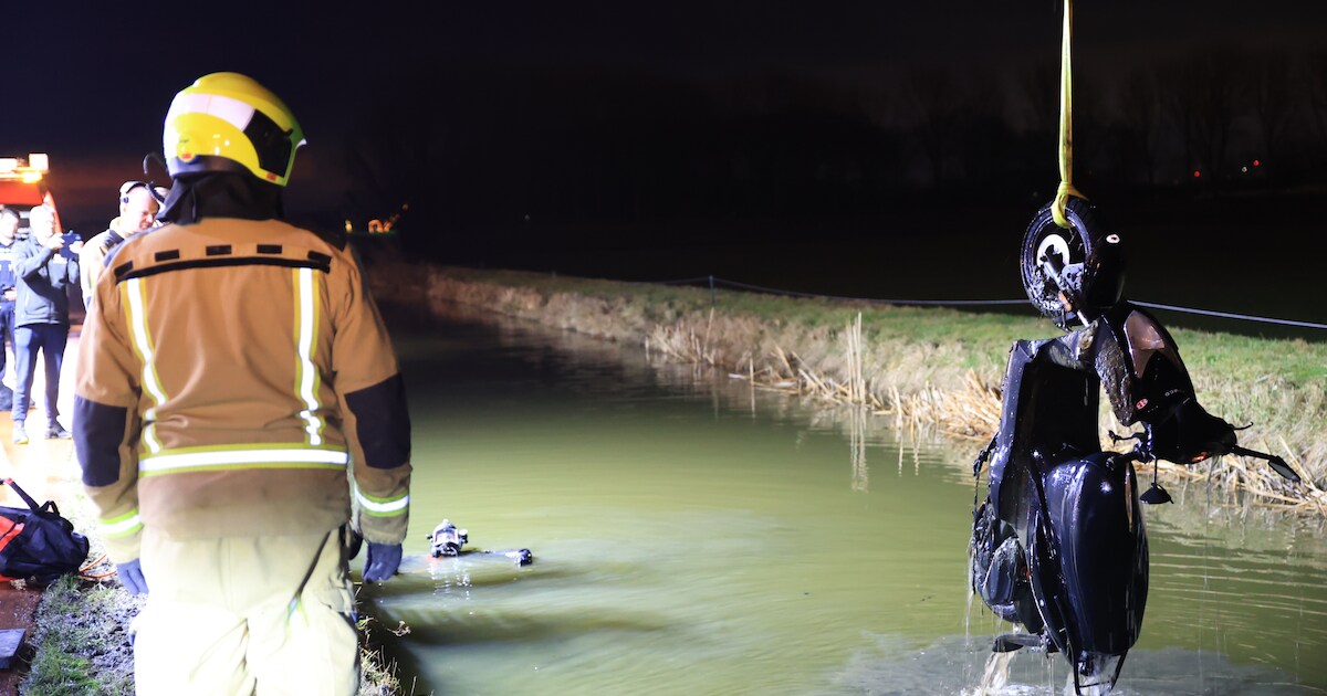 Scooterrijder te water aan de Westgaag in Maasland