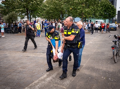 Herdenking deportatie Joodse Rotterdammers verstoord door betogers: ‘Gebrek aan respect’