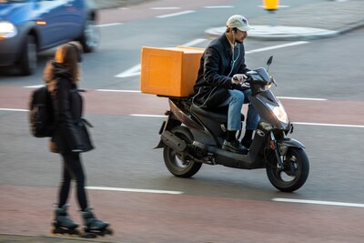 Maaltijdbezorger overtreedt ene na andere verkeersregel: ‘Is een warme pizza zó belangrijk?’
