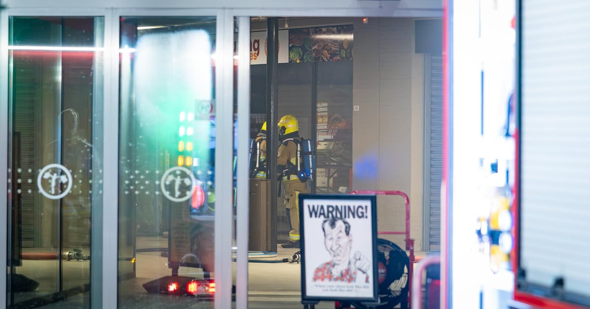 Brand in winkel bij winkelcentrum Toolenburg in Hoofddorp, veel rook vrijgekomen