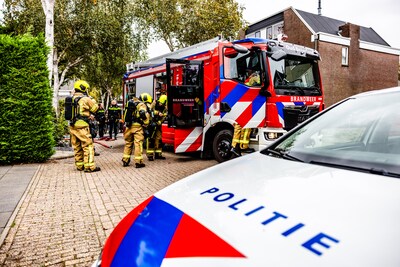 Brand in heg onder overkapping aan Ferdinand Bolstraat in Oud-Beijerland