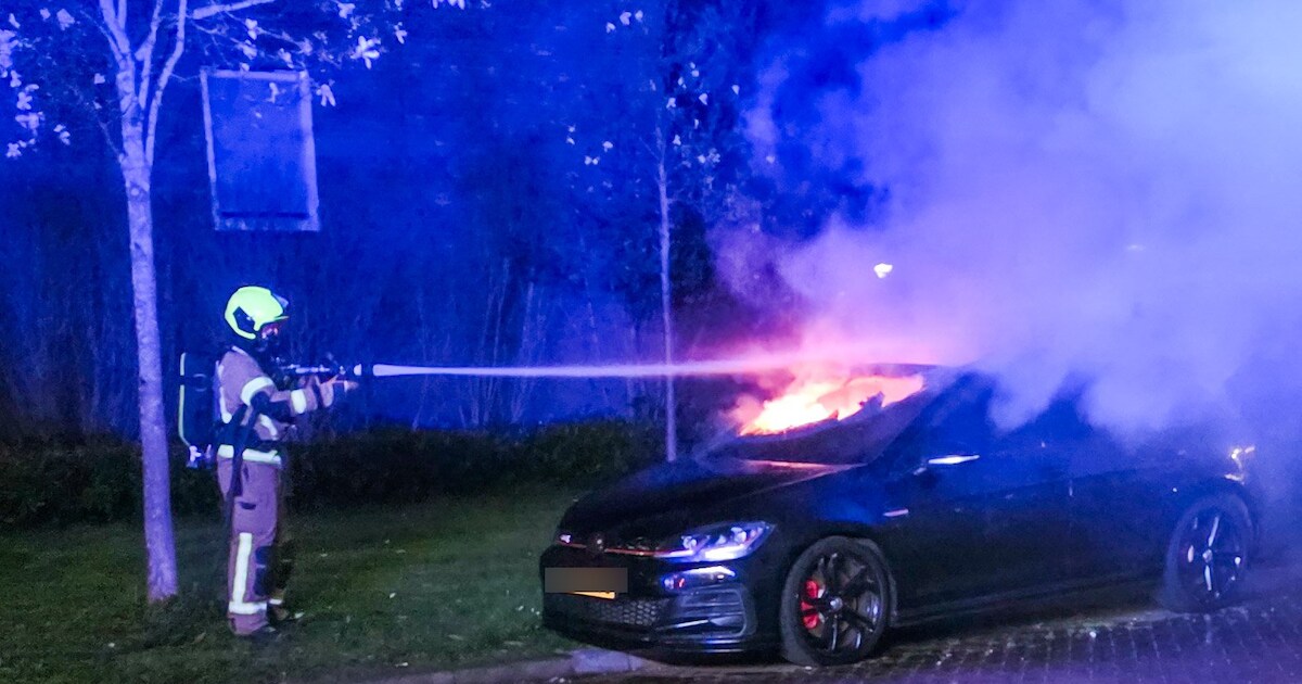 Auto zwaar beschadigd door nachtelijke brand in Dordrecht