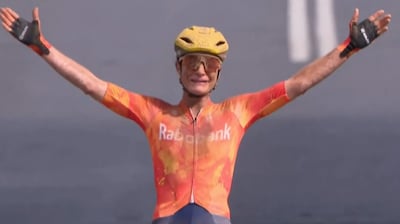 Marianne Vos pakt haar vijftiende wereldtitel en breekt na zware periode: ‘Dit betekent heel veel voor me’