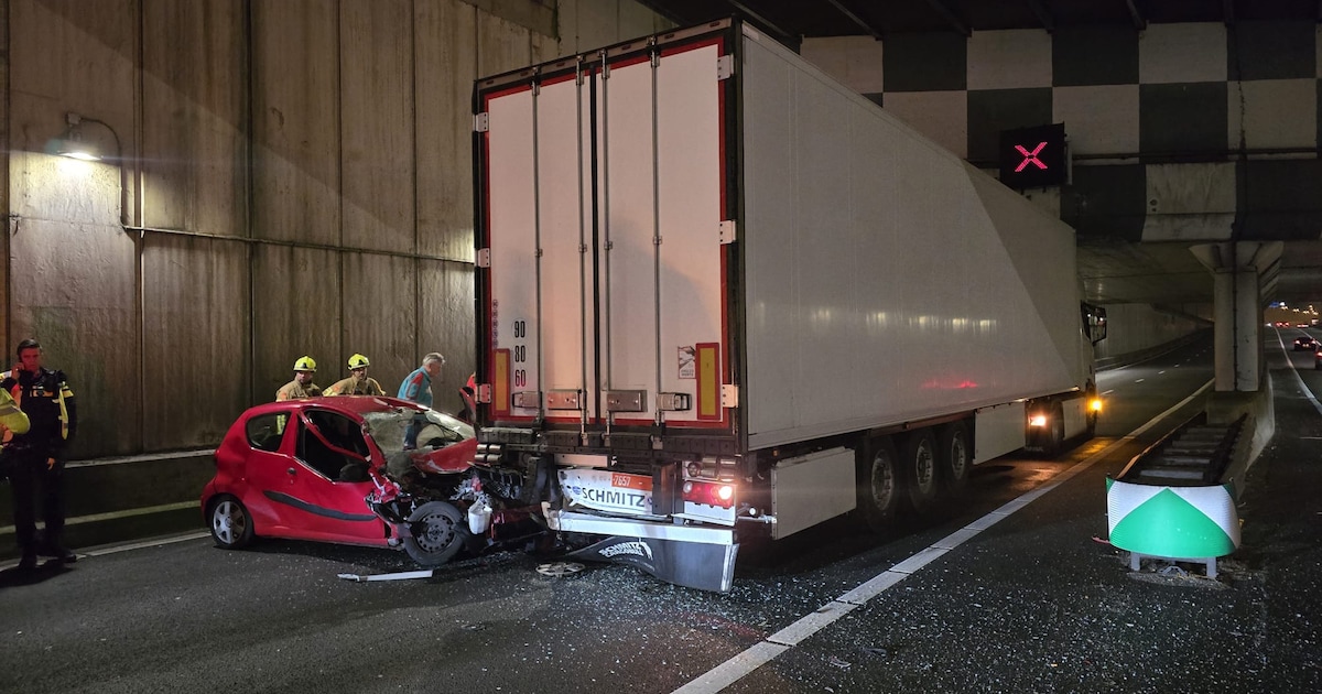 Automobilist rijdt achterop vrachtwagen op de A4 bij Weteringbrug