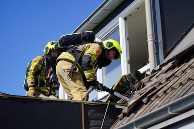 Beginnende brand onder dakpannen aan de Ten Busschekamp in Zwolle