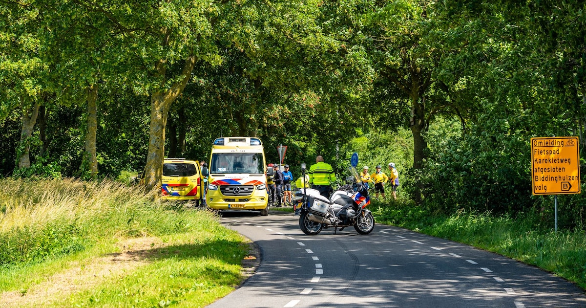 Wielrenner komt ten val na botsing met groep wielrenners in Zeewolde