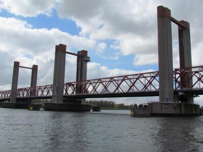 Vandalisme legt deel van Spijkenisserbrug plat: kabels kapotgemaakt