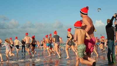 Nieuwjaarsduik in Hooge Mierde bij De Spartelvijver