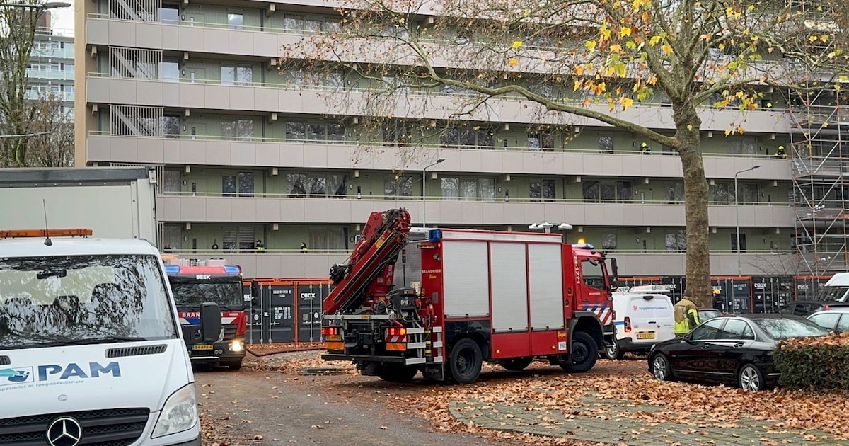 Hoofdgasleiding geraakt bij werkzaamheden in Geleen: brandweer ontruimt flat