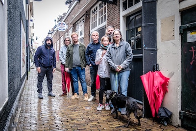 Protest tegen coffeeshop in smal steegje Utrechtse binnenstad: ‘Ik ben des duivels’