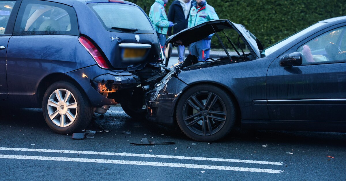 Drie voertuigen botsen op Litswei in Rottevalle, inzittenden blijven ongedeerd