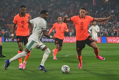 Malen raakt de paal en afgekeurde goal Reijnders in openingsfase, 10.000 Algerijnse fans in de Kuip