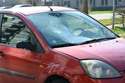 Voorruit van auto volledig vernield door aanrijding met fietser in Breda