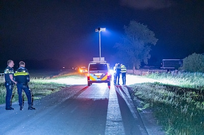 Fietser om het leven gekomen na aanrijding met auto in Friesland, bestuurder doorgereden
