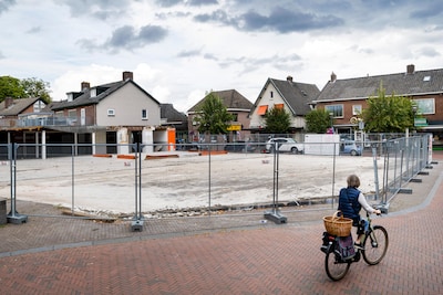 Ko (55) kijkt uit op een bouwput in Rheden: ‘Waarom zijn ze nu al gestart?’