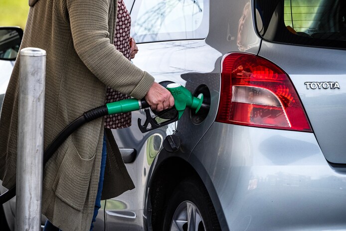 Tanken voor 2 euro per liter benzine komt weer in zicht nu de olieproducerende landen minder oppompen om de prijs op te drijven.