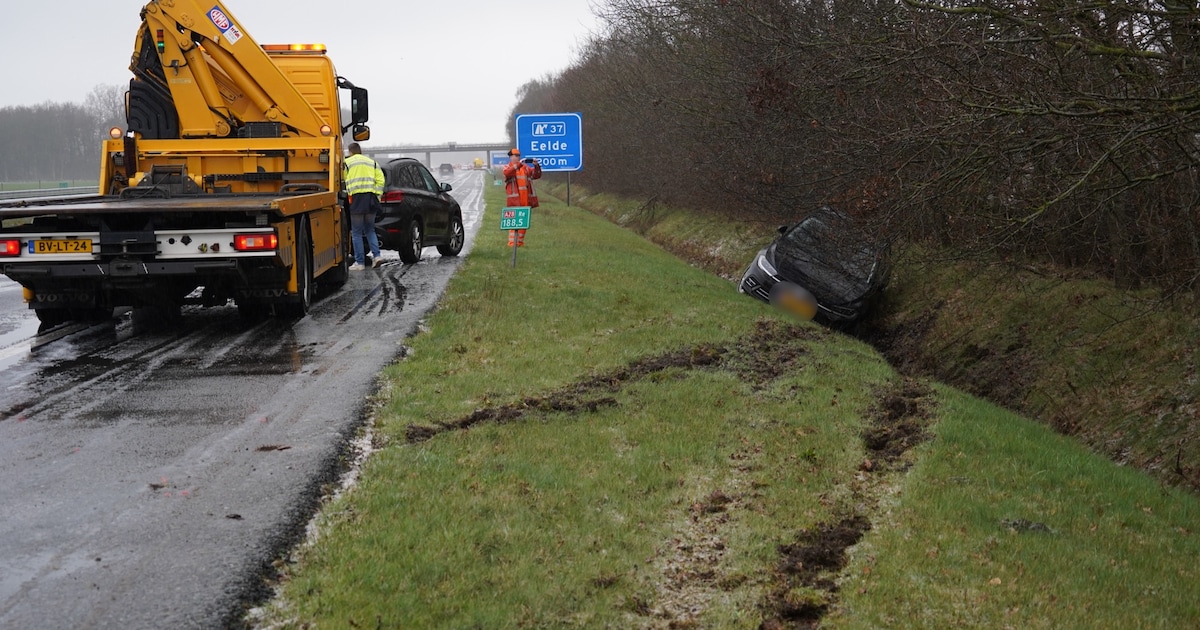 Auto van weg geraakt door hagelbui op A28 tussen Assen en Eelde