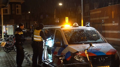 Winkeldief verzet zich: politie moet alle zeilen bijzetten om hem onder controle te krijgen