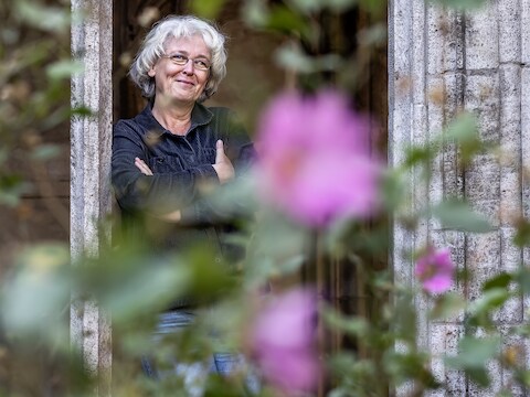 Carine ontdekte middeleeuws recept om mooi golvend haar te creëren... met as van verbrande hagedis